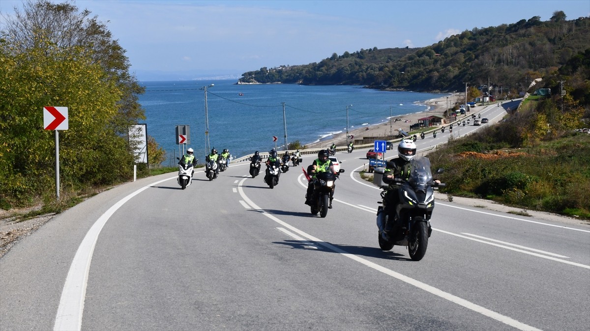 Düzce'de bir araya gelen 102 motosiklet tutkunu, Cumhuriyet'in kuruluşunun 102. yıl dönümünü tur...