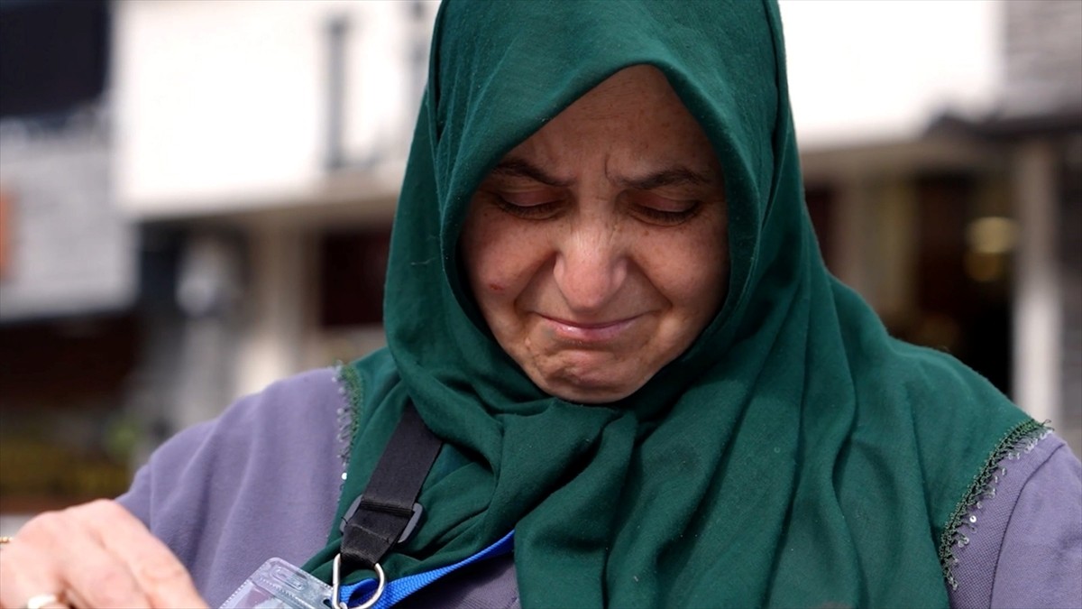 Düzce'de, Cumhuriyetin 102. yılına ithafen yapılan sosyal deneyde vatandaşların bayrak sevgisi...