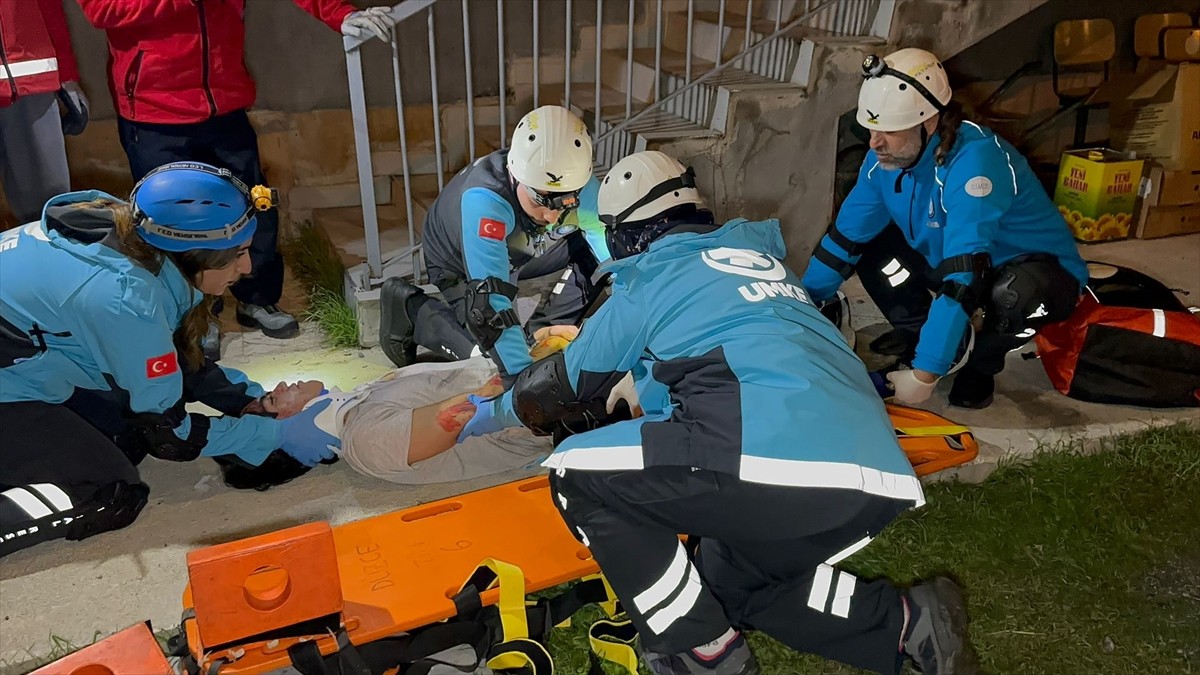 Düzce'de öğrenci yurdunda "afet hazırlık ve koordinasyon" tatbikatı gerçekleştirildi. Kurum...