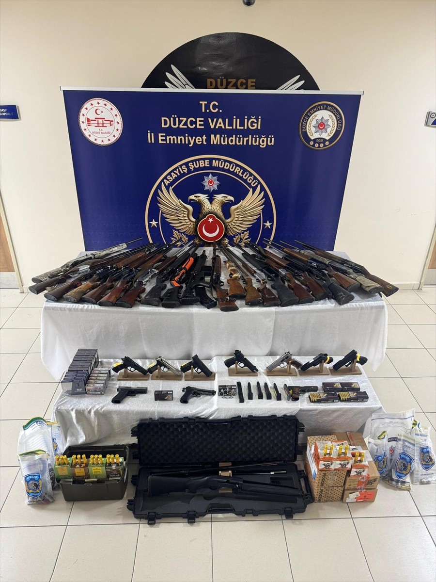 Düzce'de sosyal medya üzerinden "silah teşhiri" yaptığı tespit edilen 20 kişiden 4'ü gözaltına...