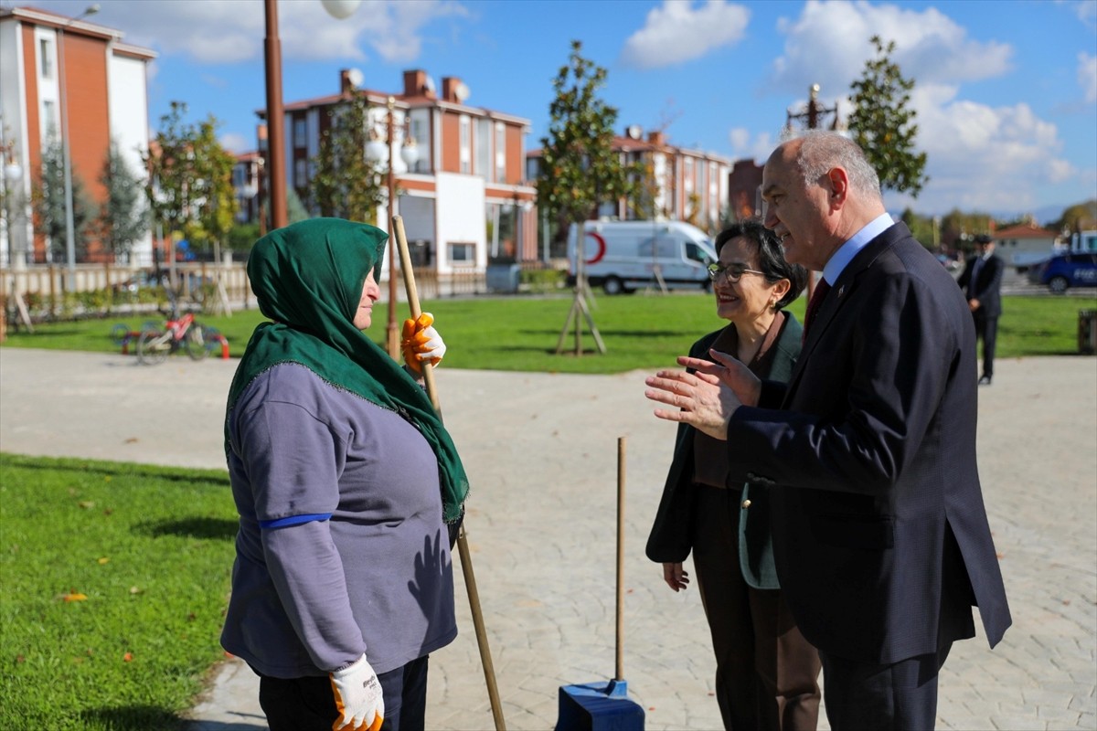 Düzce Belediye Balkanı Faruk Özlü (sağda), görevi başında ziyaret ettiği Temizlik İşleri Müdürlüğü...