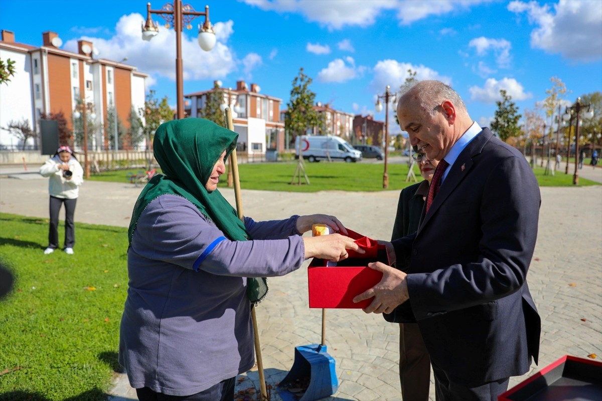 Düzce Belediye Balkanı Faruk Özlü (sağda), görevi başında ziyaret ettiği Temizlik İşleri Müdürlüğü...