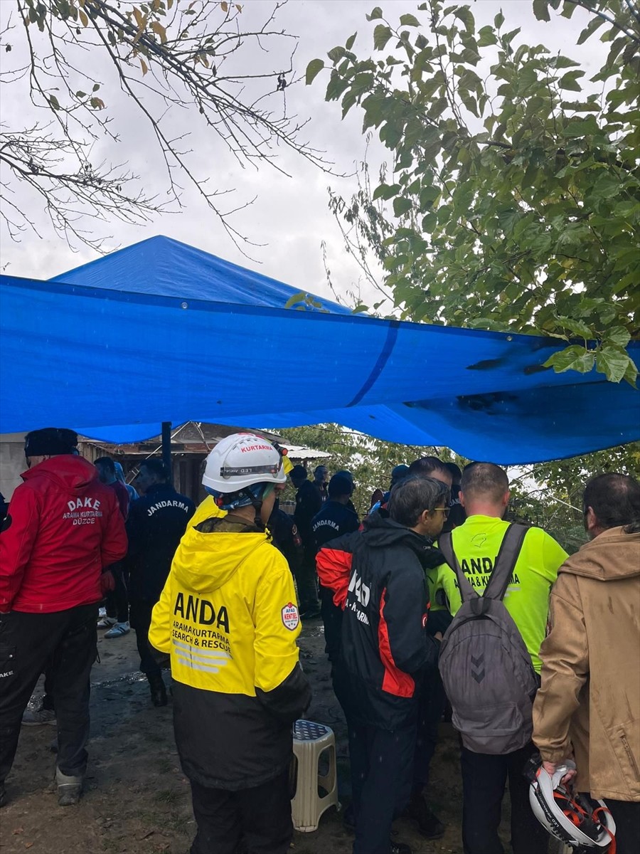 Düzce’nin Cumayeri ilçesinde kırsalda kaybolan kişinin bulunması için arama kurtarma çalışması...