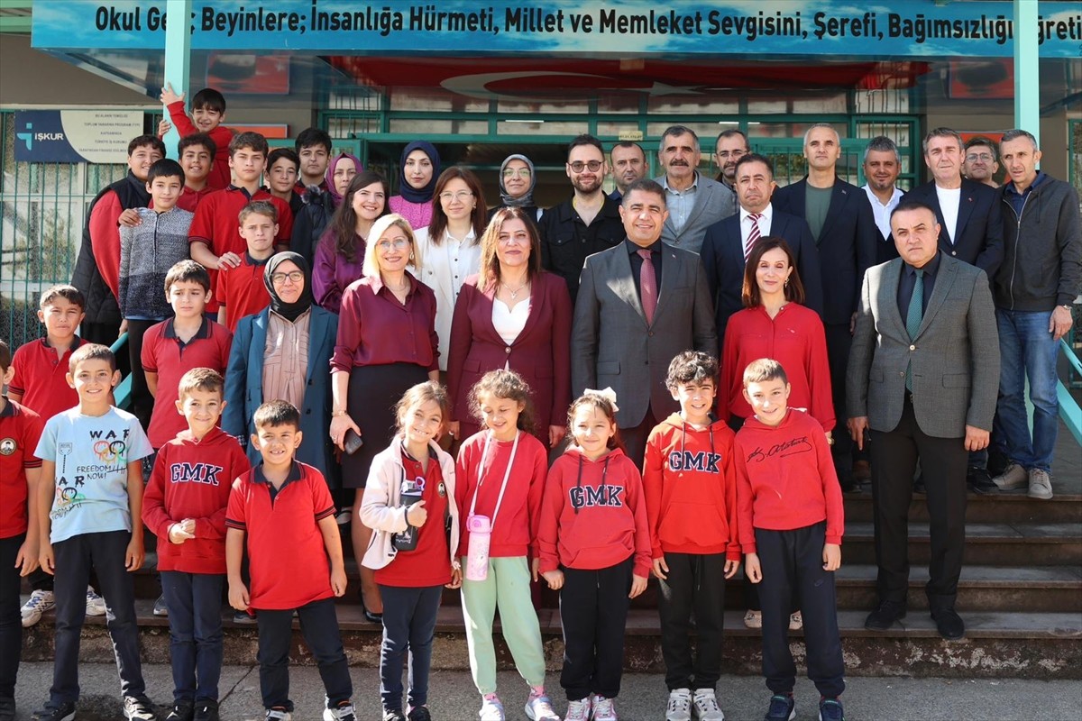 Düzce Valisi Selçuk Aslan, Gazi Mustafa Kemal Ortaokulu 5. sınıf öğrencisi Alper Cinel'in, sınıf...