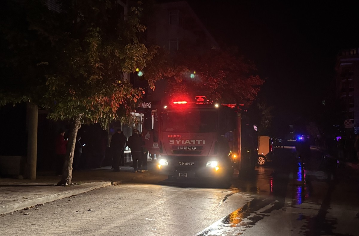 Edirne'de bir pastanede çıkan yangın itfaiye ekiplerince söndürüldü.