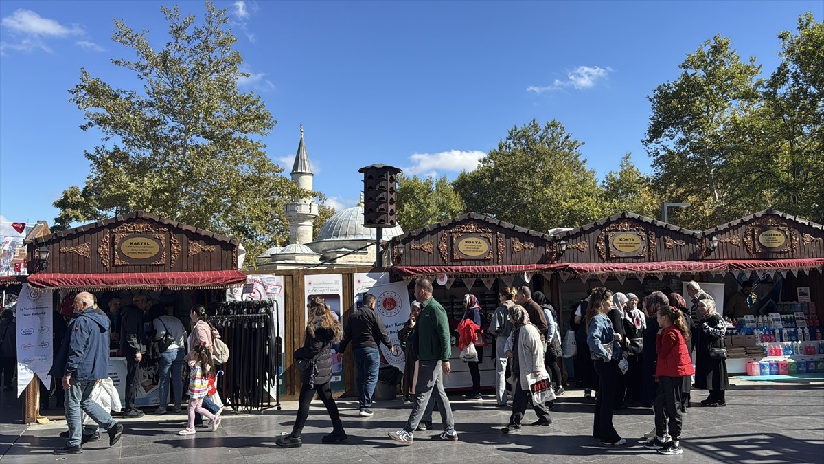 Edirne'de düzenlenen İşyurtları Ürün ve El Sanatları Fuarı, ziyaretçilerden yoğun ilgi görüyor....