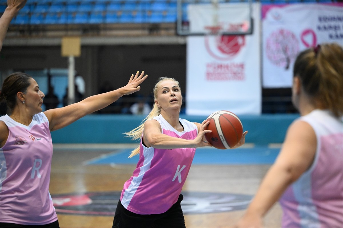 Edirne'de kadınlar, basketbol maçı ile meme kanserine karşı farkındalık oluşturdu. Edirne DSİ...