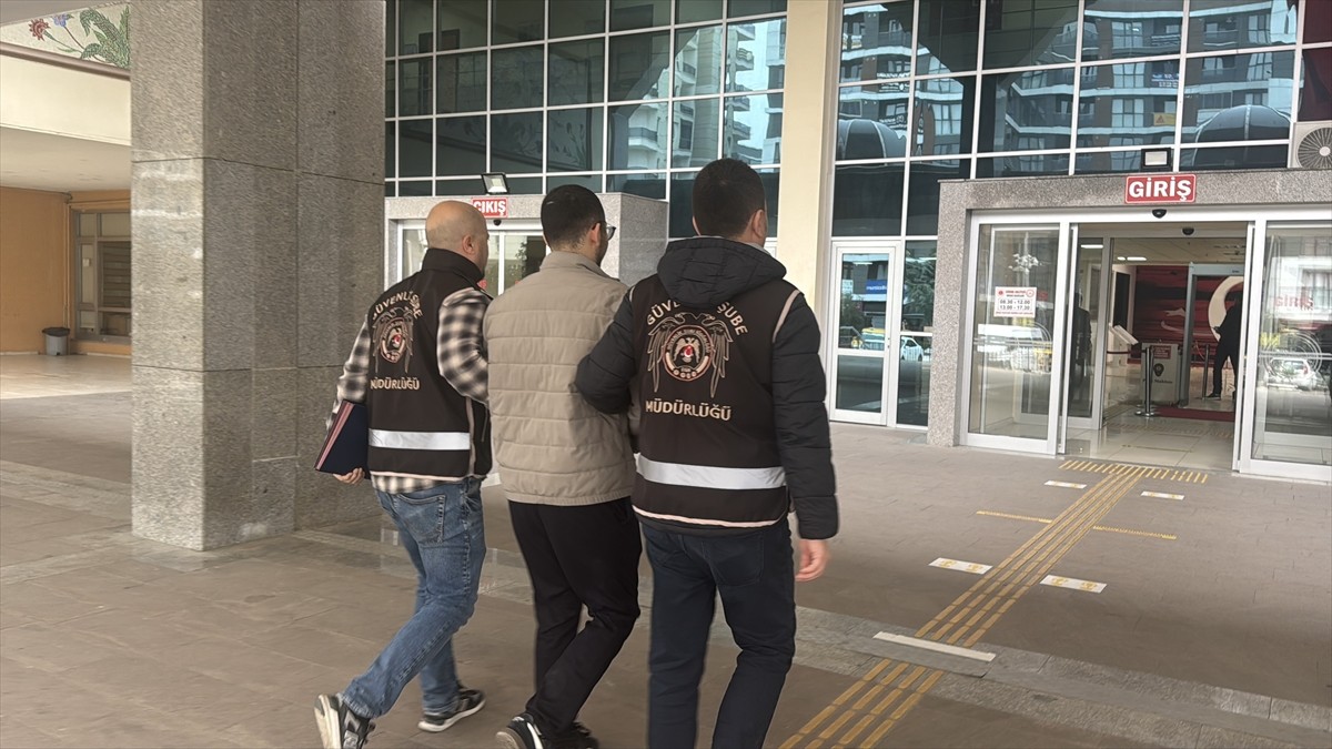 Edirne'de kostüm etkinliğine imam cübbesiyle katılan ve elinde alkol şişesiyle poz veren şüpheli...