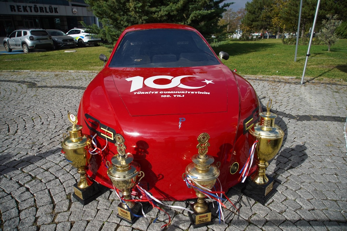 Edirne'de Trakya Üniversitesi Tasarım ve Proje Topluluğu öğrencileri, üzerinde çalıştıkları...