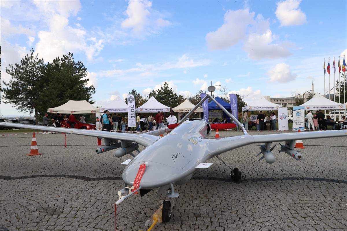 Edirne'de, Trakya Üniversitesi (TÜ) ev sahipliğinde öğrencileri bilim, sanat ve kültürle...