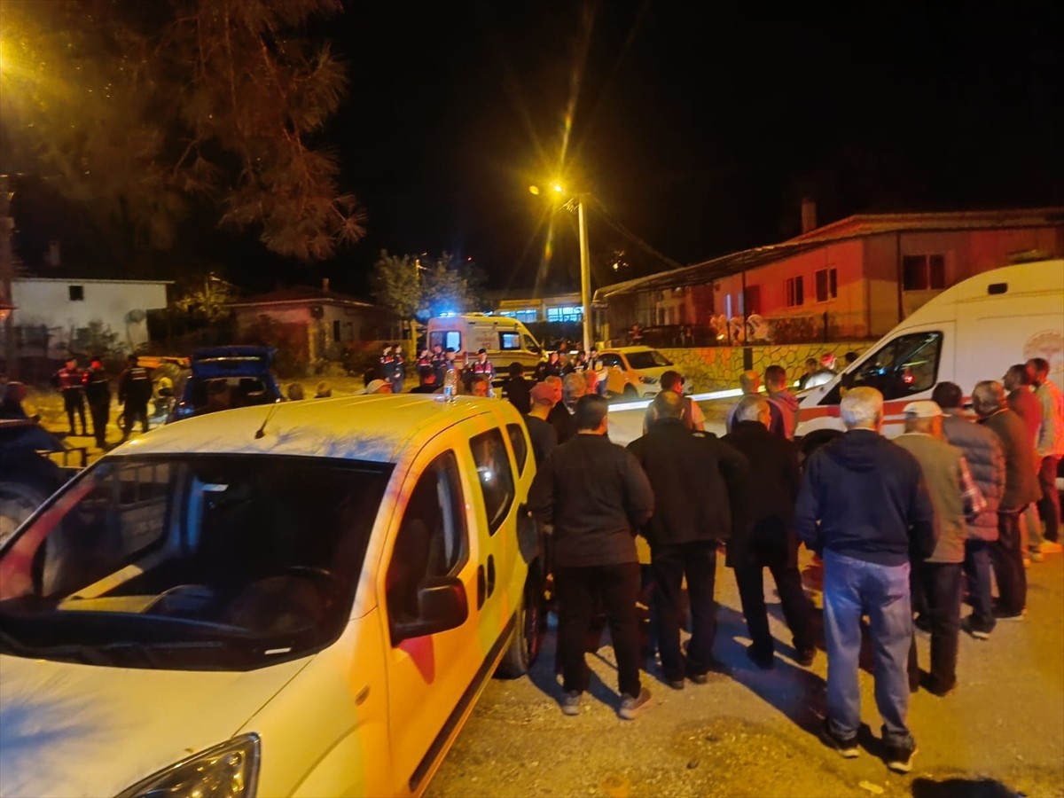 Edirne'nin Enez ilçesinde çıkan silahlı kavgada 2 kişi yaşamını yitirdi. Jandarma ekipleri olayın...