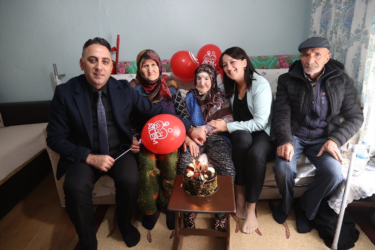 Edirne'nin Süloğlu ilçesinde "Aile Yılı" kapsamında 100. yaşına giren kadının doğum günü kutlandı....