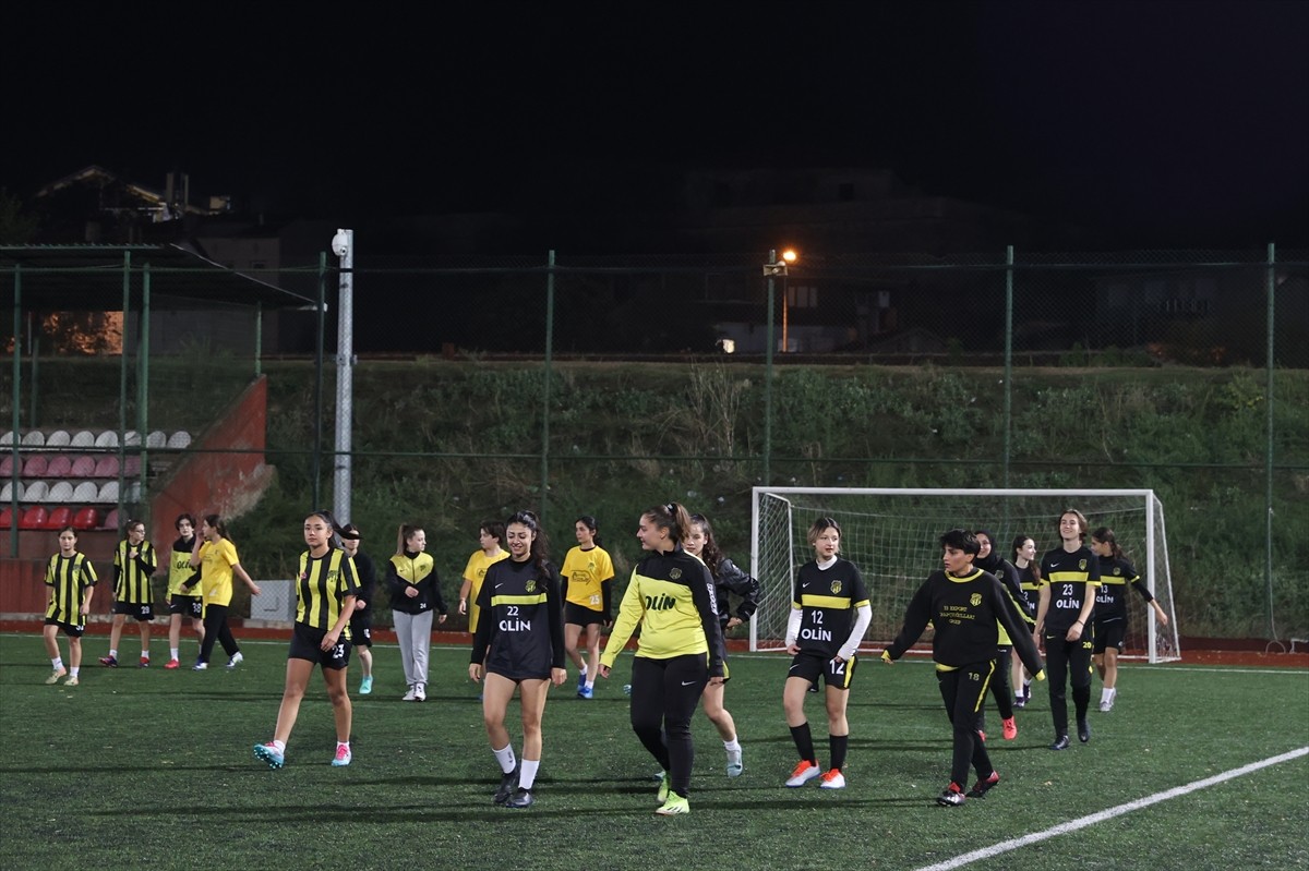Edirne'nin tek kadın futbol takımı Karaağaç Arda Spor Kulübünün futbolcuları, Türkiye Futbol...