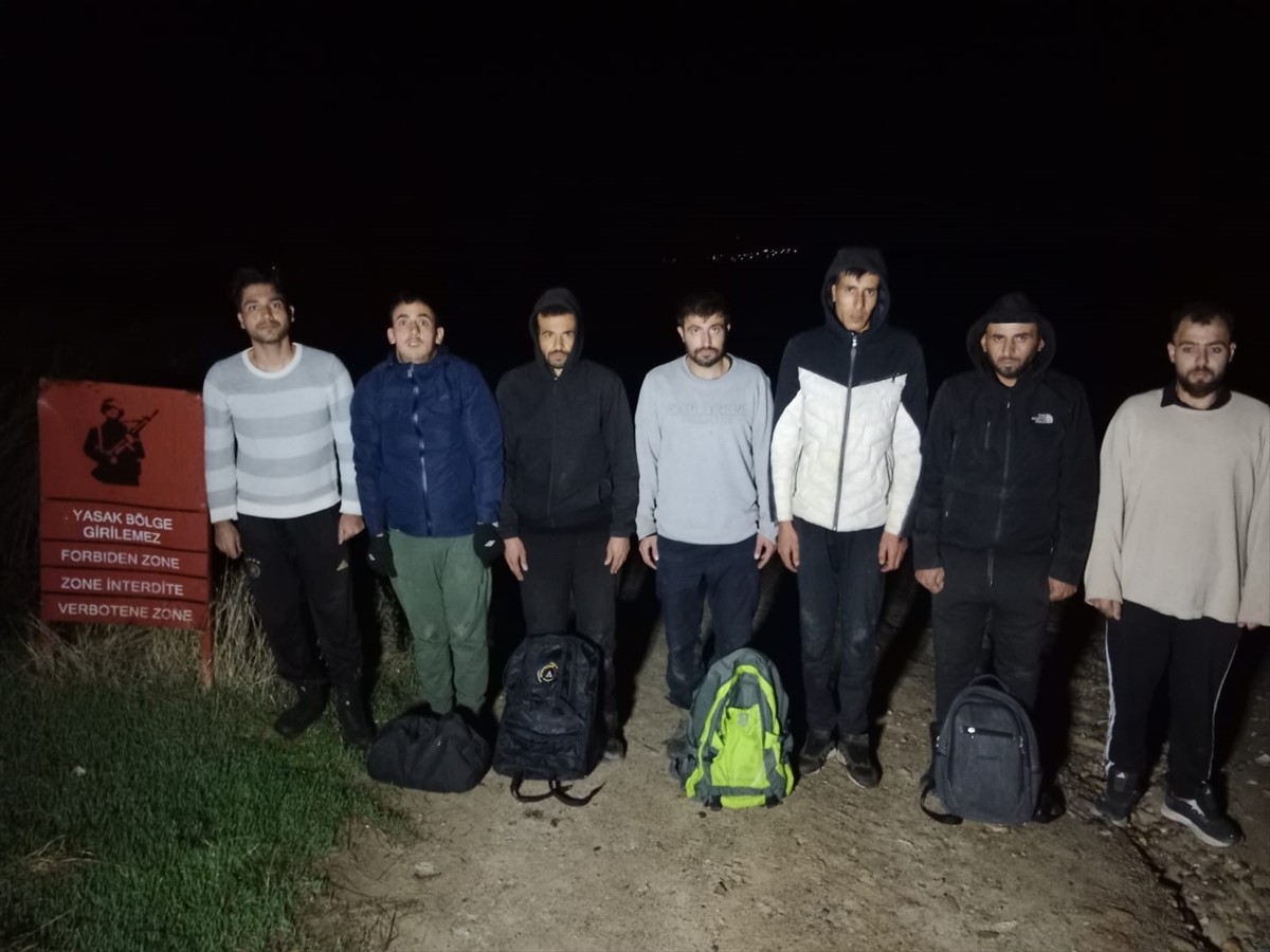 Edirne'nin Uzunköprü ilçesinde yurda yasa dışı yollarla girdiği belirlenen 16 düzensiz göçmen...