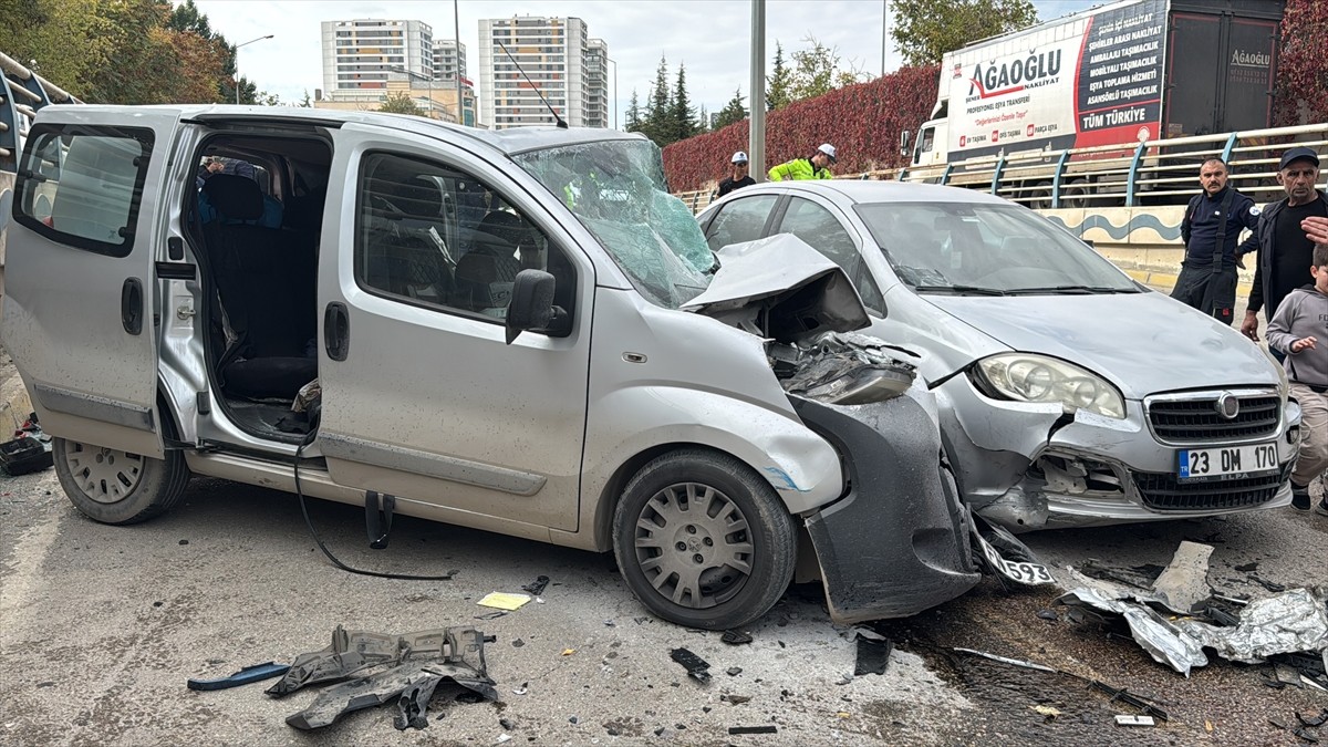 Elazığ'da 3 aracın karıştığı zincirleme trafik kazasında 1'i ağır 5 kişi yaralandı. Kaza yerine...