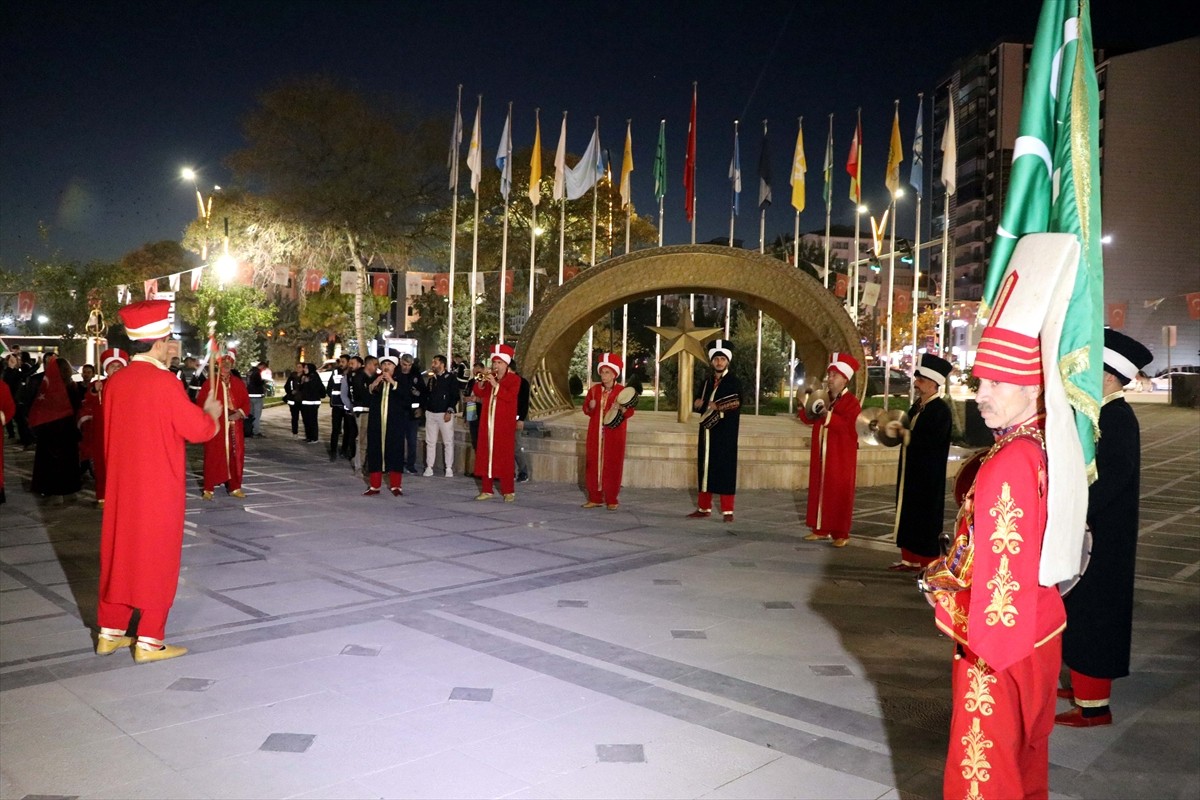 Elazığ'da "28. Uluslararası Hazar Şiir Akşamları" etkinliği Şairler Yürüyüşüyle başladı....