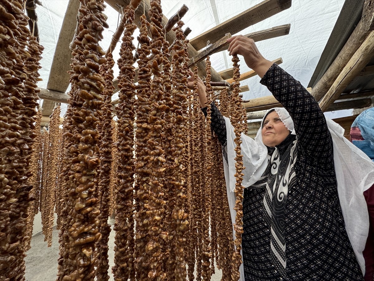 Elazığ'ın üzüm bulamacı ve cevizden üretilen tescilli yöresel lezzeti "orcik"in yapımına...