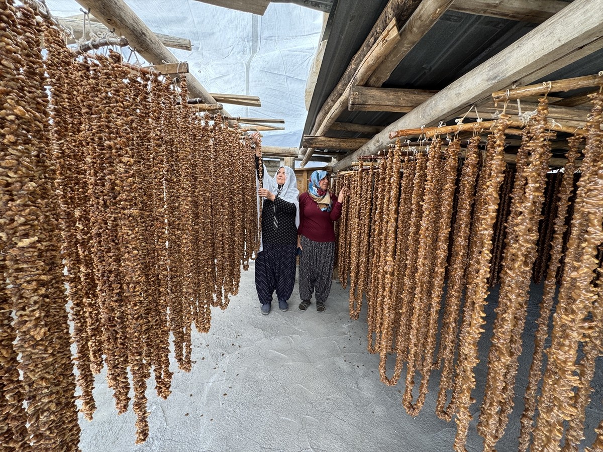 Elazığ'ın üzüm bulamacı ve cevizden üretilen tescilli yöresel lezzeti "orcik"in yapımına...