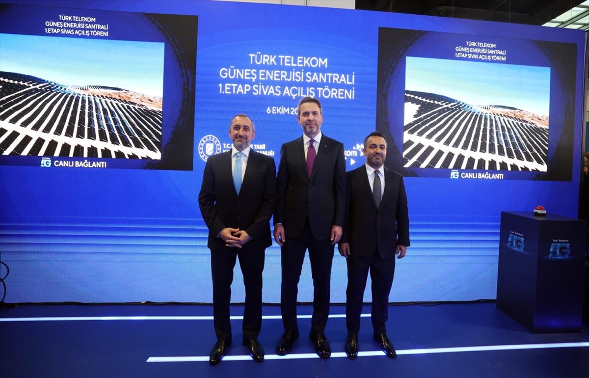 Enerji ve Tabii Kaynaklar Bakanı Alparslan Bayraktar (ortada), Türk Telekom tarafından Sivas'ta...