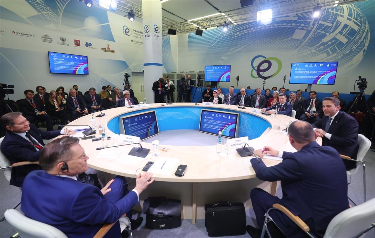 Enerji ve Tabii Kaynaklar Bakanı Alparslan Bayraktar, Rusya'nın başkenti Moskova'da düzenlenen...