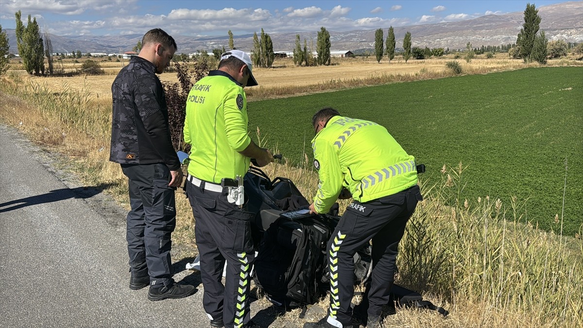  Erzincan'da bariyere çarpan motosikletin yabancı uyruklu sürücüsü hayatını kaybetti.
