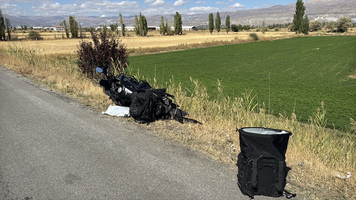 Erzincan'da bariyere çarpan motosikletin yabancı uyruklu sürücüsü hayatını kaybetti.