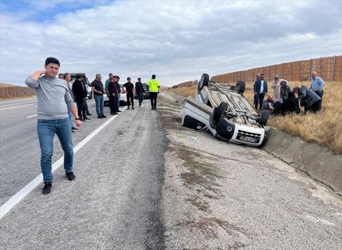 Erzincan'da hafif ticari aracın takla atması sonucu 1'i ağır 4 kişi yaralandı.