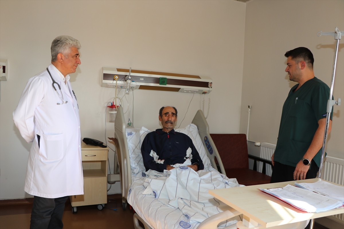 Erzurum'da 60 yaşındaki Giyasettin Şahin'in akciğerinden alınan karpuz büyüklüğündeki kitle 30...