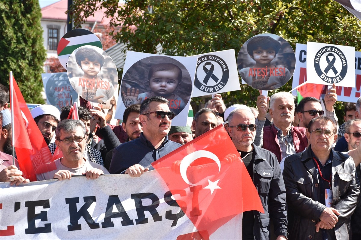 Erzurum'da "Ayağa Kalk Gazze Özgür Olacak" etkinliği kapsamında İsrail'in Gazze'ye yönelik...