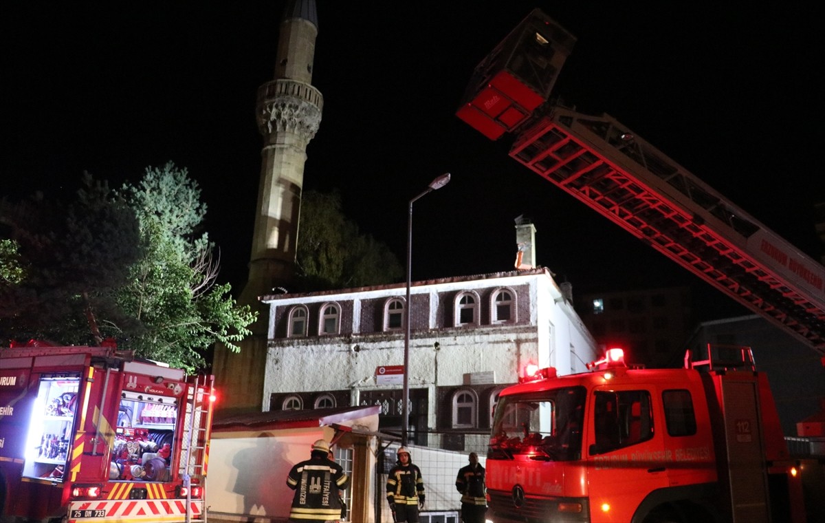 Erzurum'da tarihi caminin çatısında çıkan yangın, itfaiye ekiplerinin müdahalesi ve TOMA'nın...