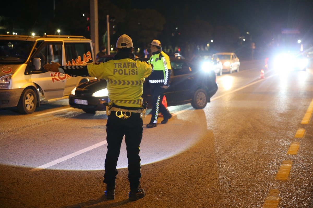 Erzurum İl Emniyet Müdürlüğüne bağlı tüm birimlerden 456 polis, 28 noktada yaptıkları eş zamanlı...