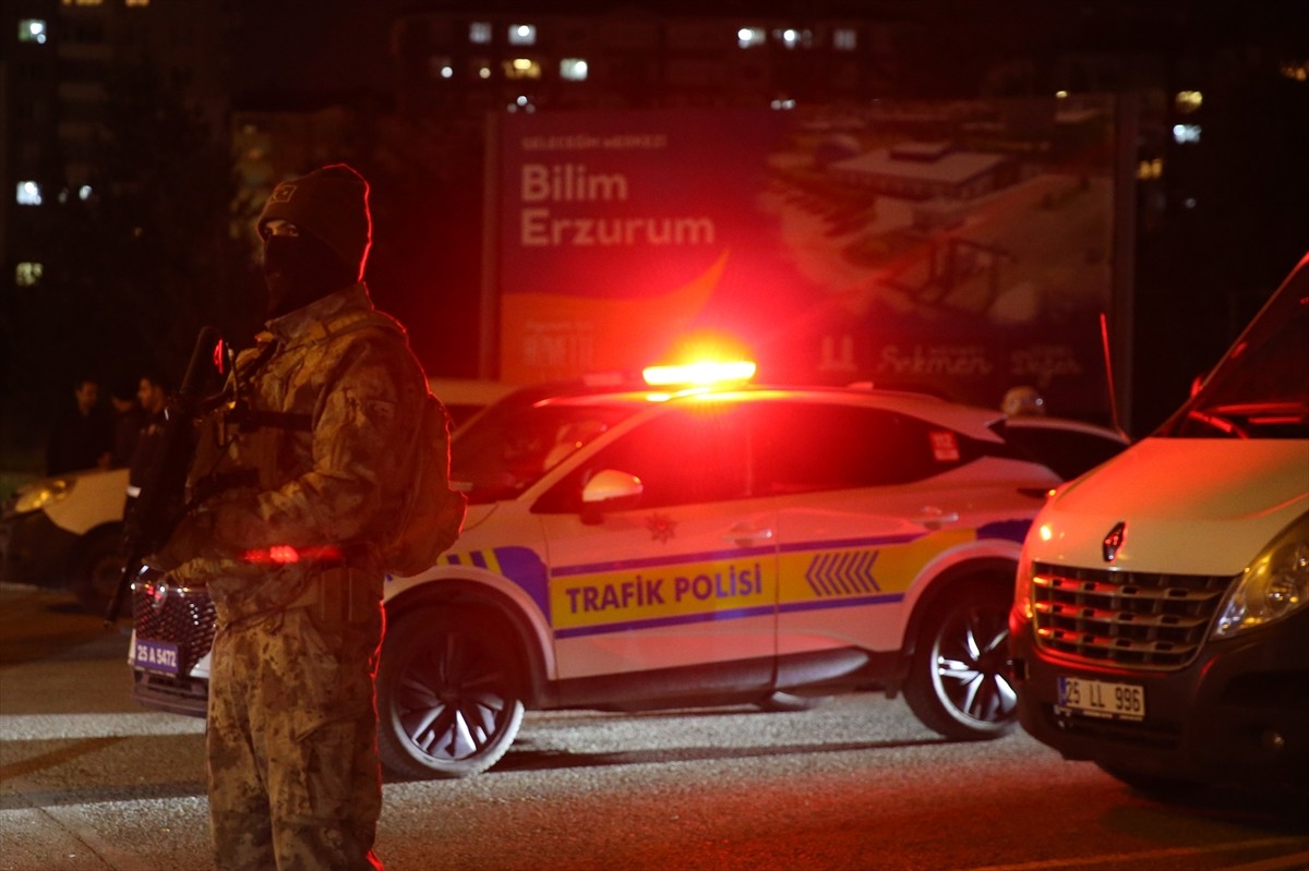 Erzurum İl Emniyet Müdürlüğüne bağlı tüm birimlerden 456 polis, 28 noktada yaptıkları eş zamanlı...