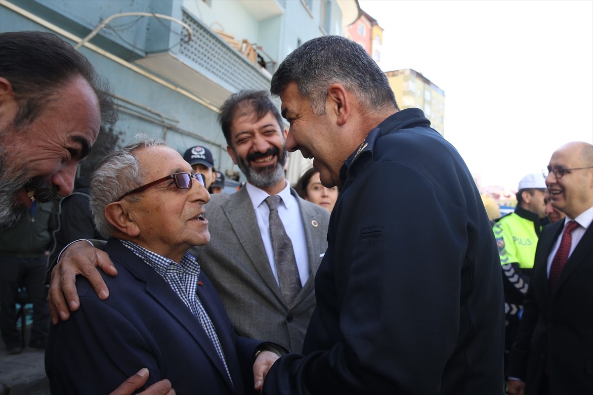 Erzurum İl Emniyet Müdürü Onur Karaburun, kentte düzenlenen "Huzur Toplantıları" kapsamında bir...