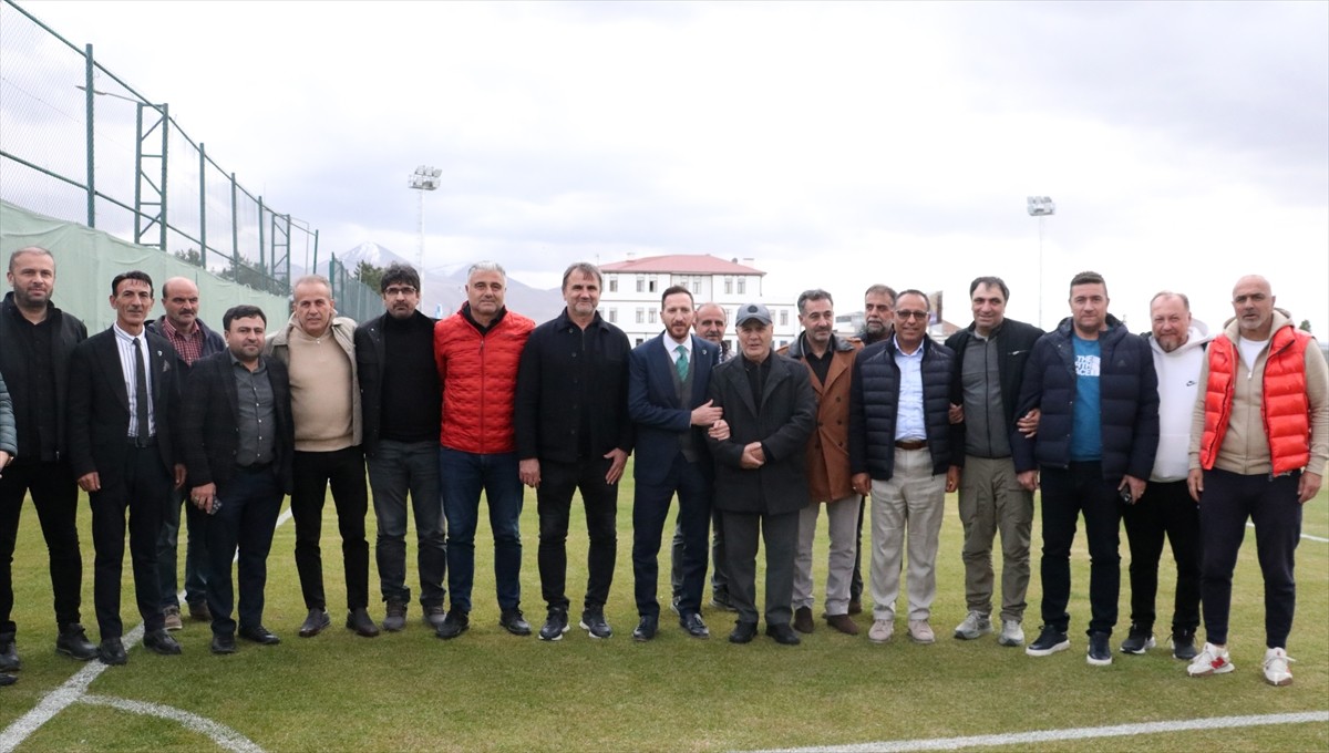 Erzurumspor'u 1997-1998 sezonunda o dönemki adıyla 1. Futbol Ligi'ne (Süper Lig) çıkararak...
