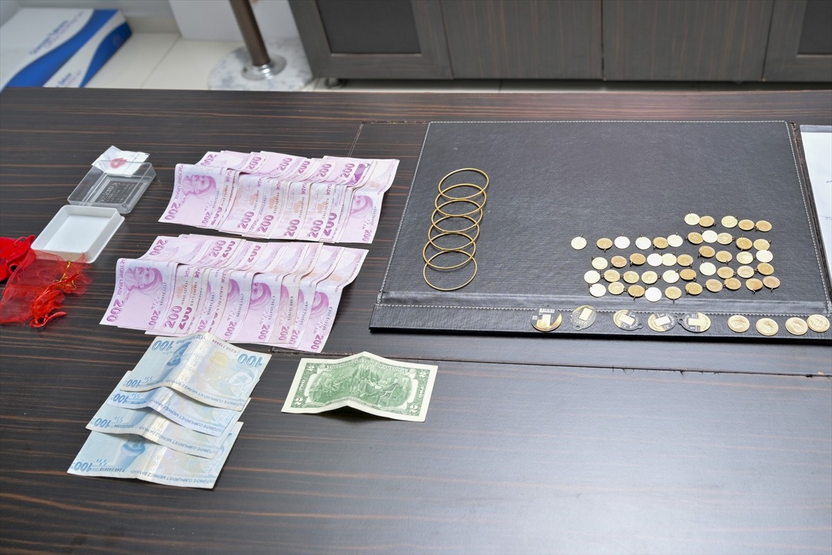 Esenyurt Belediyesine bağlı güvenlik görevlilerinin parkta bulduğu, içinde yaklaşık 1 milyon 200...