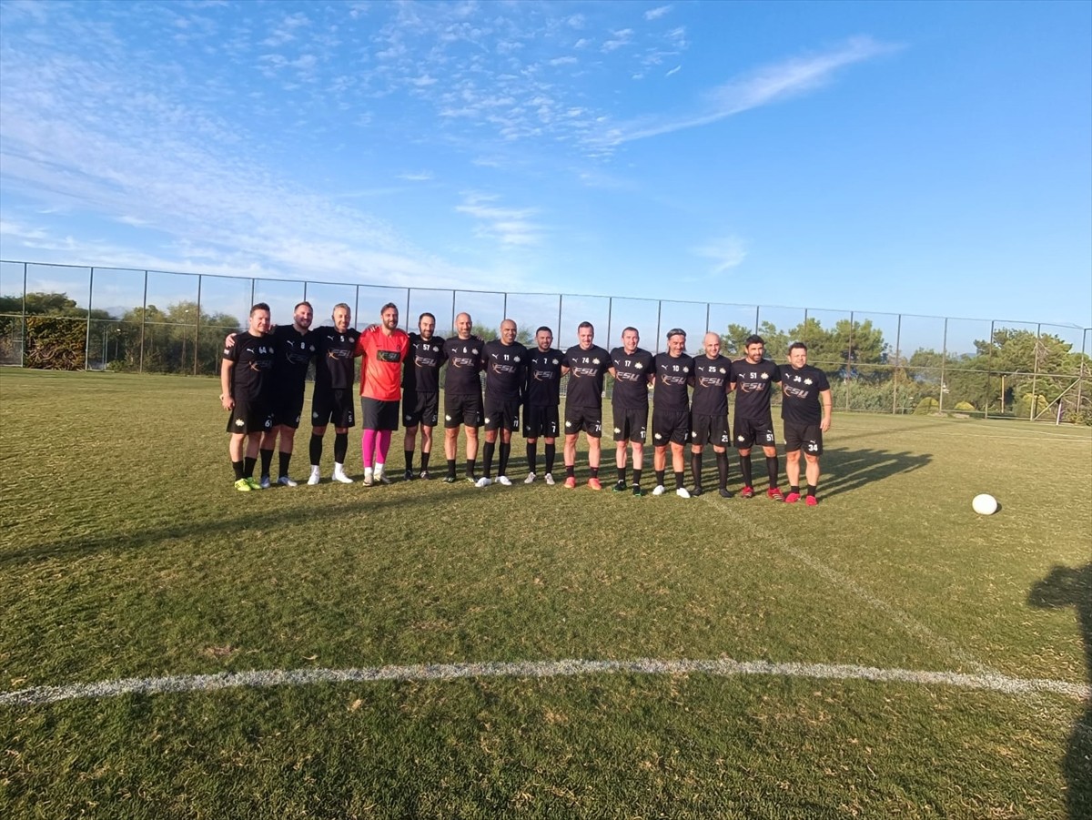 Eski futbolcular Hakan Yakın, Mert Nobre, Ahmet Dursun, Cihan Haspolatlı, Mert Korkmaz ve Erhan...