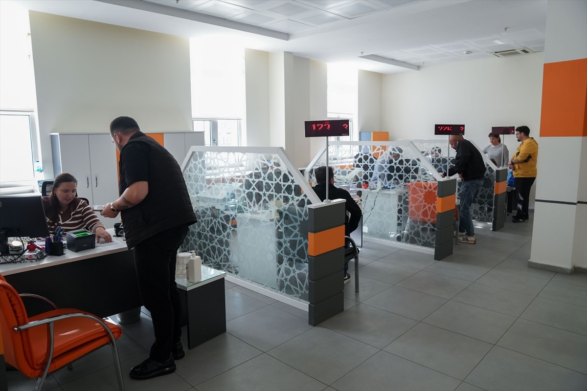 Eski tip ehliyetlerin 1 Ocak 2016'dan itibaren verilmeye başlanan yeni tip sürücü belgeleriyle...