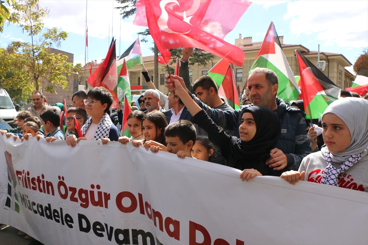 Eskişehir'de "Nehirden Denize Özgür Filistin" temalı destek yürüyüşü gerçekleştirildi.