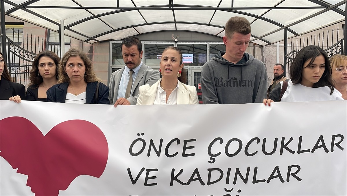 Eskişehir'in Odunpazarı ilçesinde, geçen sene kızı Merve Karabaş ile torunu Ata Alp Karabaş'ı...