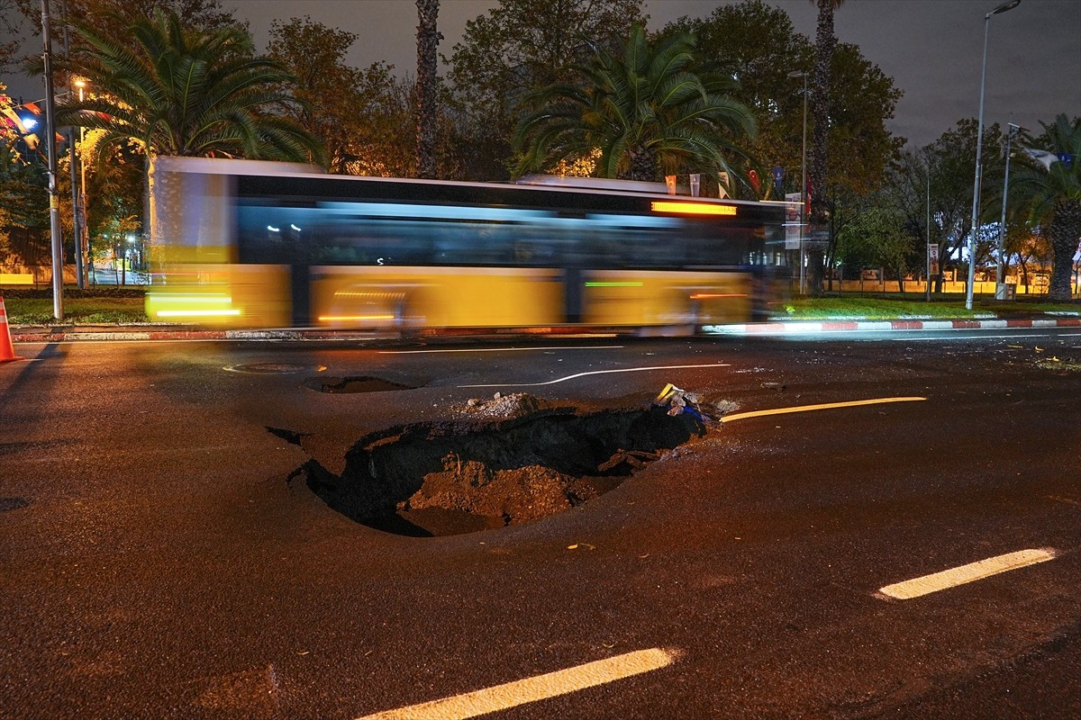 Fatih'te kuvvetli sağanak nedeniyle Adnan Menderes Bulvarı'nda (Vatan Caddesi) çökme meydana...