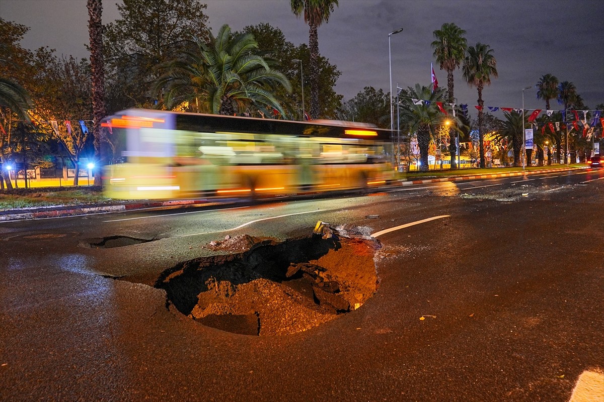 Fatih'te kuvvetli sağanak nedeniyle Adnan Menderes Bulvarı'nda (Vatan Caddesi) çökme meydana...