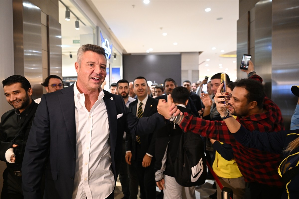 Fenerbahçe Kulübü Başkanı Sadettin Saran, Gaziantep'teki Fenerium mağazasında taraftarlarla bir...
