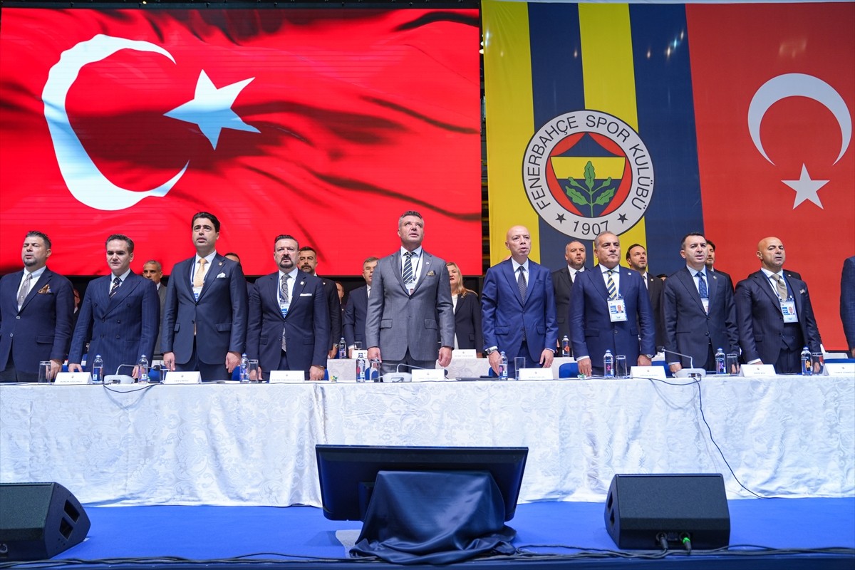 Fenerbahçe Kulübü Başkanı Sadettin Saran (sağ 2), Ülker Spor ve Etkinlik Salonu'nda...