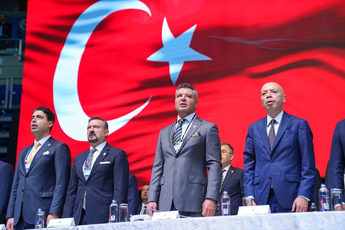 Fenerbahçe Kulübü Başkanı Sadettin Saran (sağ 2), Ülker Spor ve Etkinlik Salonu'nda...