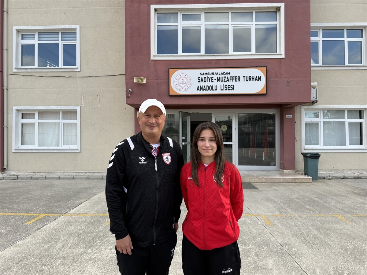 Fransa'da düzenlenen Bocce Petank Dünya Kupası'nda bronz madalya kazanan Yağmur Tosun (solda)...