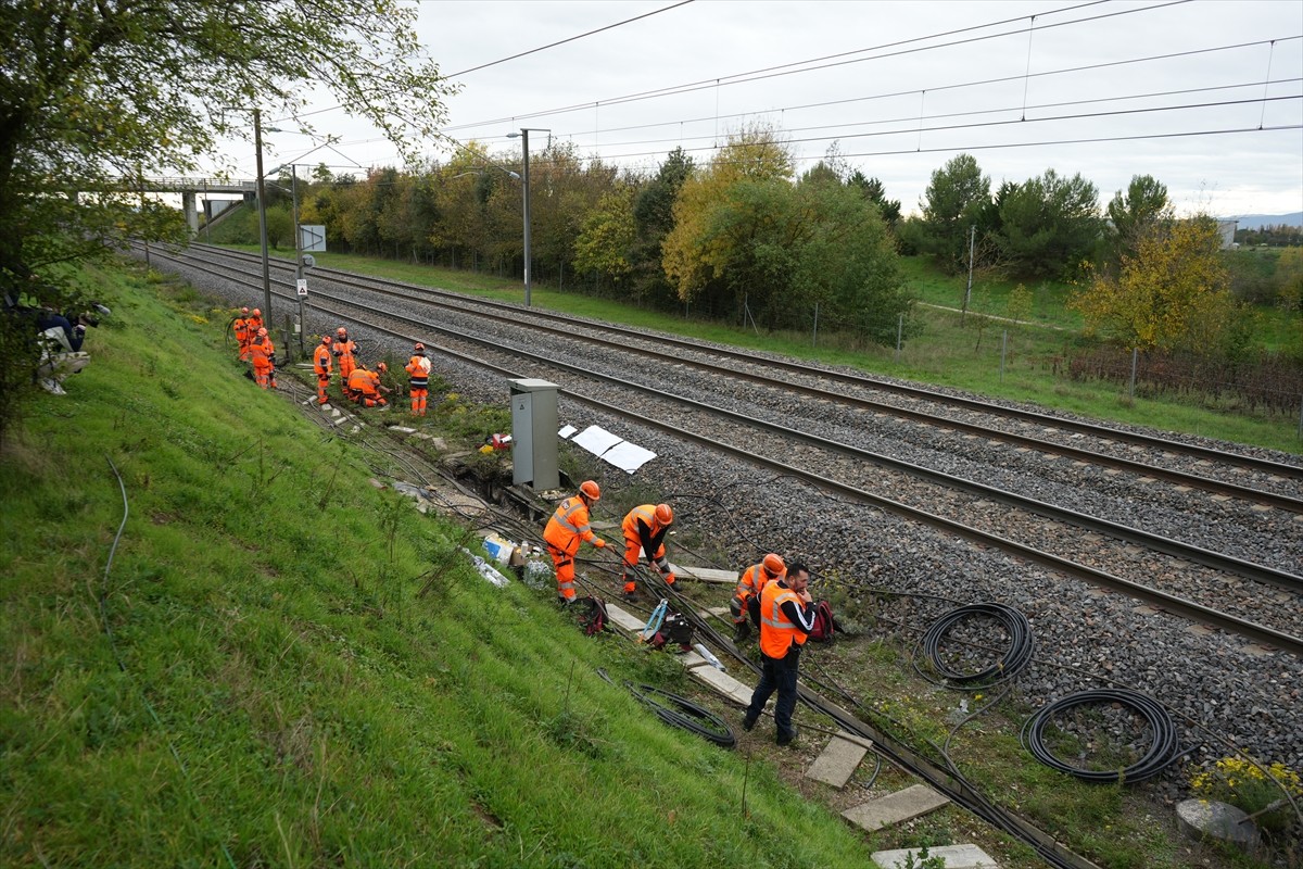 Fransa'da sinyal kablolarında kasıtlı çıkarılan yangın nedeniyle Lyon-Avignon hızlı tren...