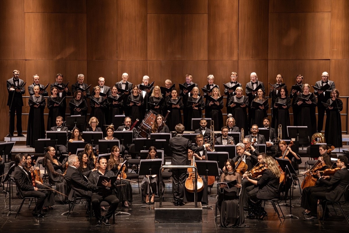 Fransız besteci Gabriel Faure'nin "Requiem" adlı eseri, Atatürk Kültür Merkezi (AKM) Türk Telekom...