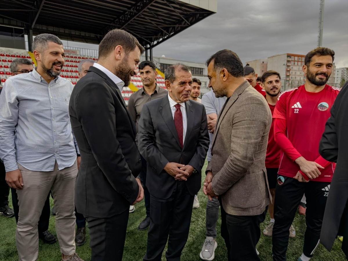 Galatasaray Kulübü Başkanı Dursun Özbek, Mardin 1969 Spor'u antrenman yaptığı statta ziyaret...