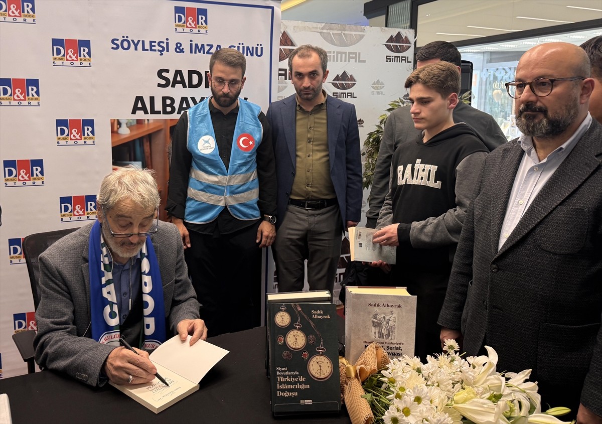 Gazeteci-yazar Sadık Albayrak (solda), Rize'de düzenlenen söyleşi ve imza gününe katıldı.