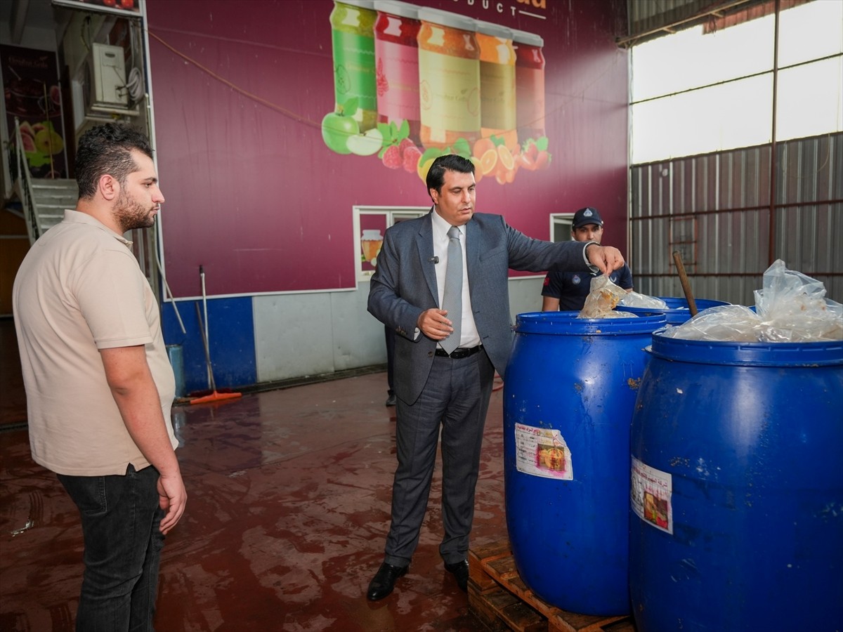 Gaziantep'te, Şehitkamil Belediyesine bağlı zabıta ekiplerinin yaptığı denetimlerde, bozuk ve son...